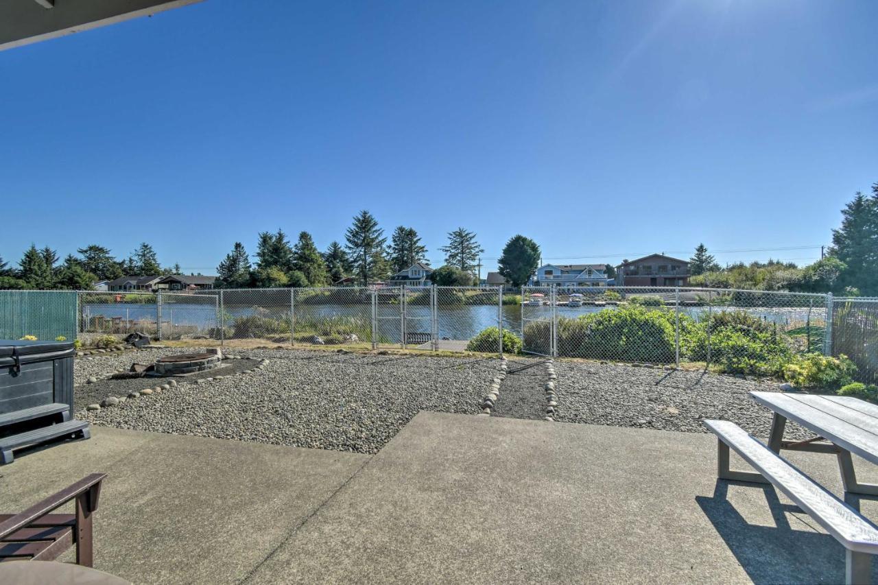 Waterfront Getaway With Private Hot Tub, Grill, Dock Βίλα Ocean Shores Εξωτερικό φωτογραφία